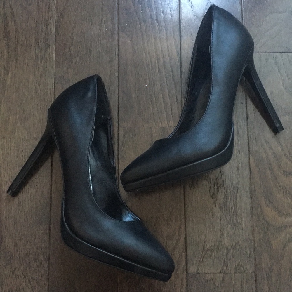 pointed toe black platform pumps